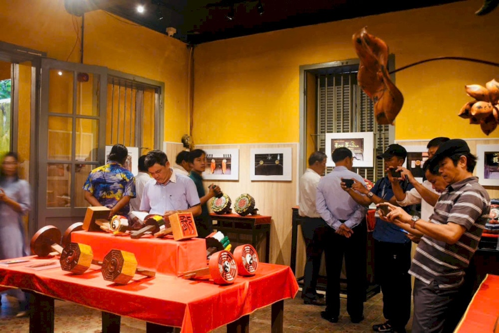 An exhibition featuring a collection of “door eye” 